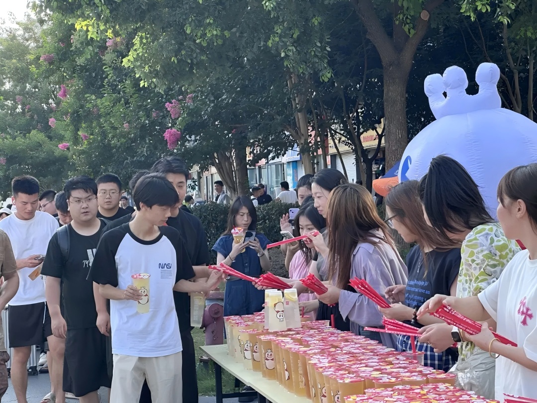 沁爽一夏·關(guān)愛(ài)同行 | 千杯冰飲送清涼，致敬高溫下的堅(jiān)守